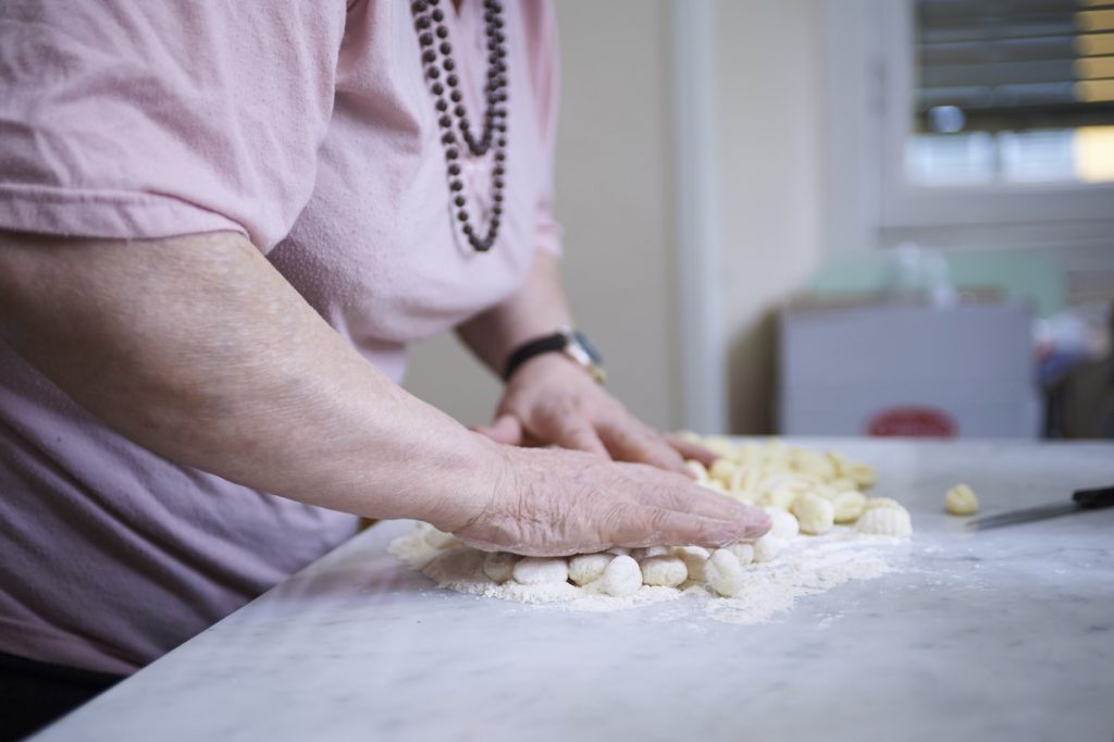 I percorsi di autonomia personale prevedono attività individuali e di gruppo, che coinvolgono persone con diversi gradi di disabilità visiva per promuovere la socialità