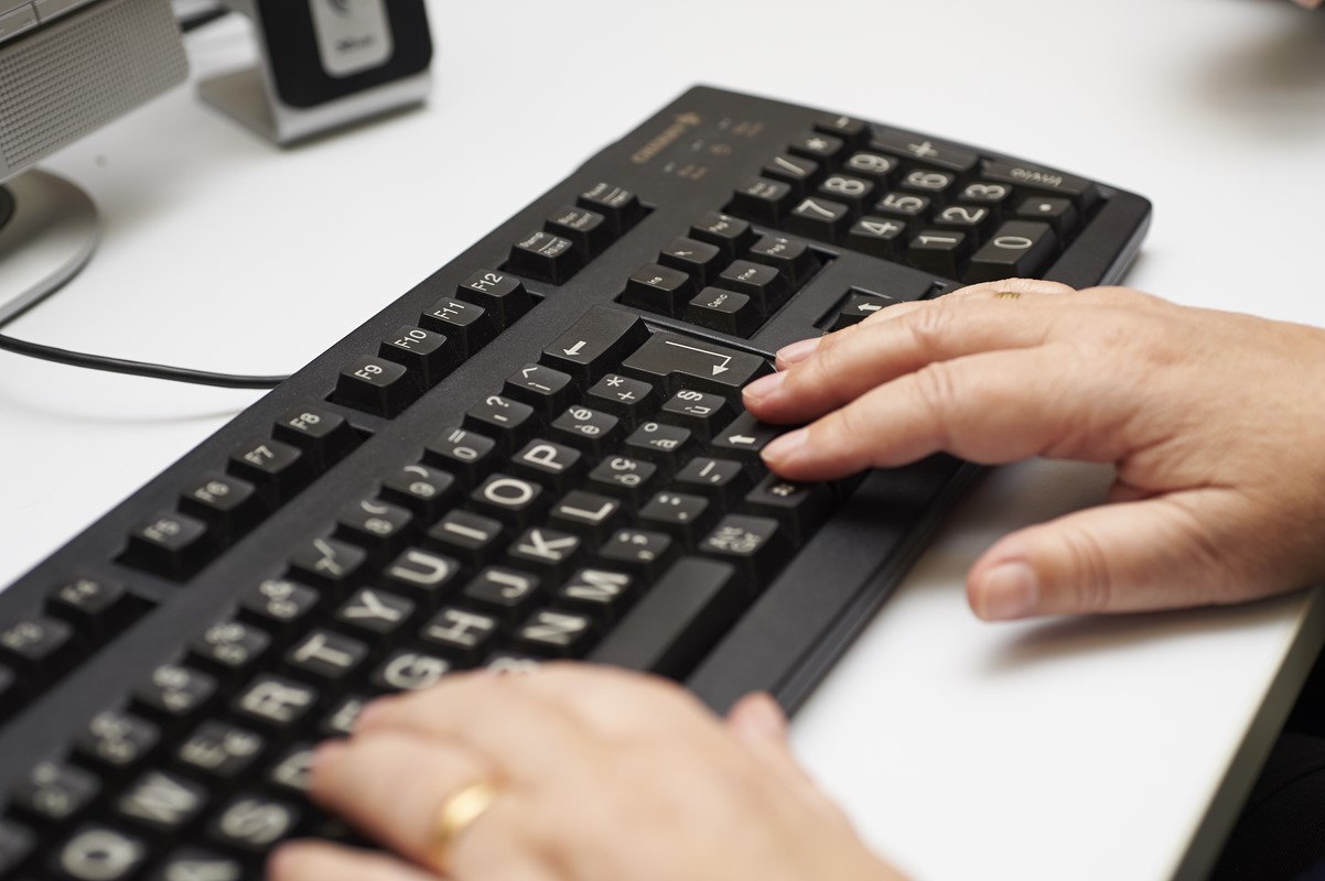 Nei casi di ipovisione, quando non è possibile imparare la tecnica della dattilografia a dieci dita si può ricorrere a una tastiera ingrandita