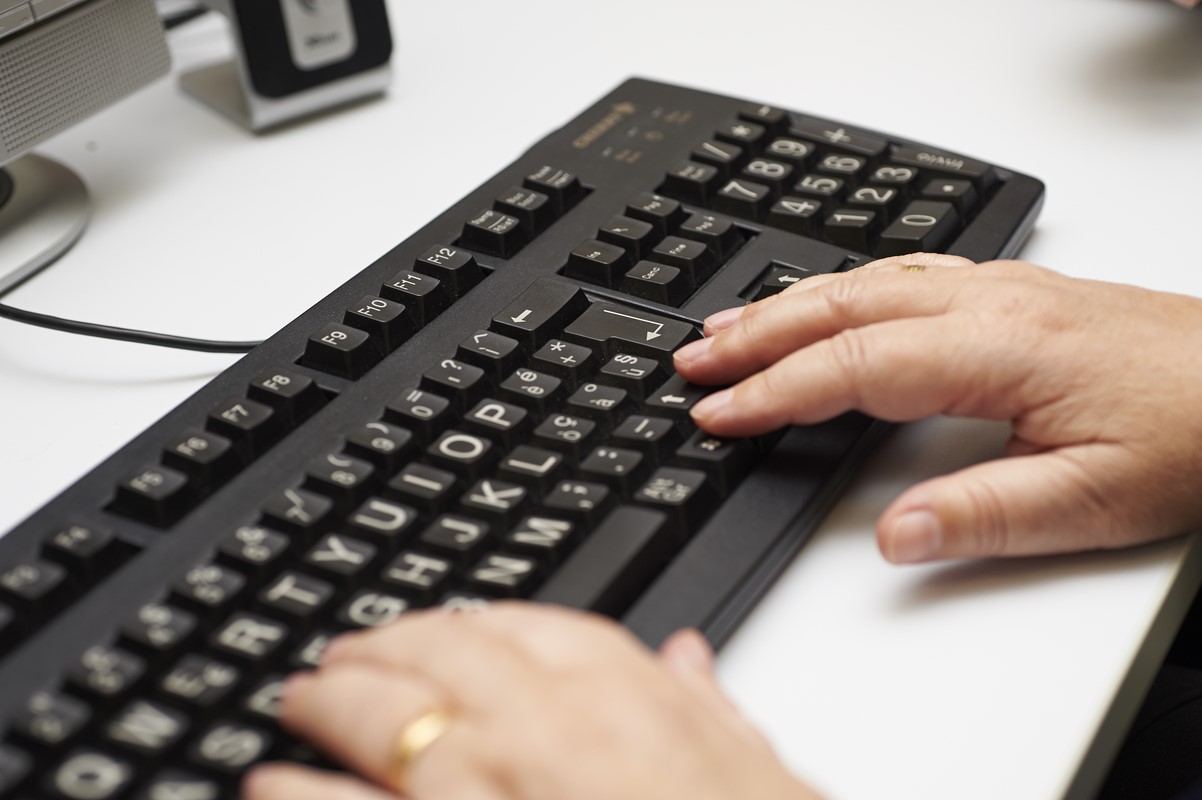 Adesivi Per Tastiera Spagnola E-NUC – Lettere E Caratteri, Impermeabili, Facili Da Applicare (Nero)
