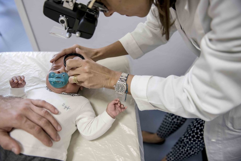 La prevenzione visiva nei bambini è fondamentale: bisogna sottoporre i bambini a visite oculistiche e prestare attenzione ai campanelli d'allarme