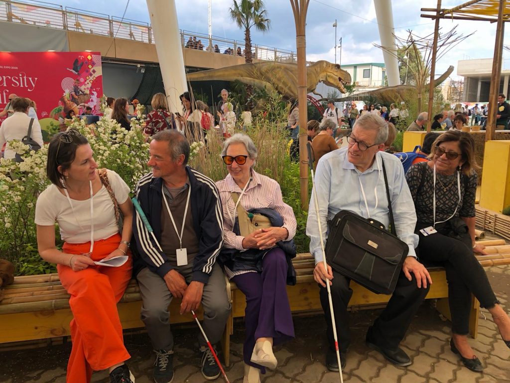 Il gruppo di volontari utenti del Centro ambulatoriale di Riabilitazione della Fondazione Chiossone che ha testato il percorso sensoriale di Euroflora 2025