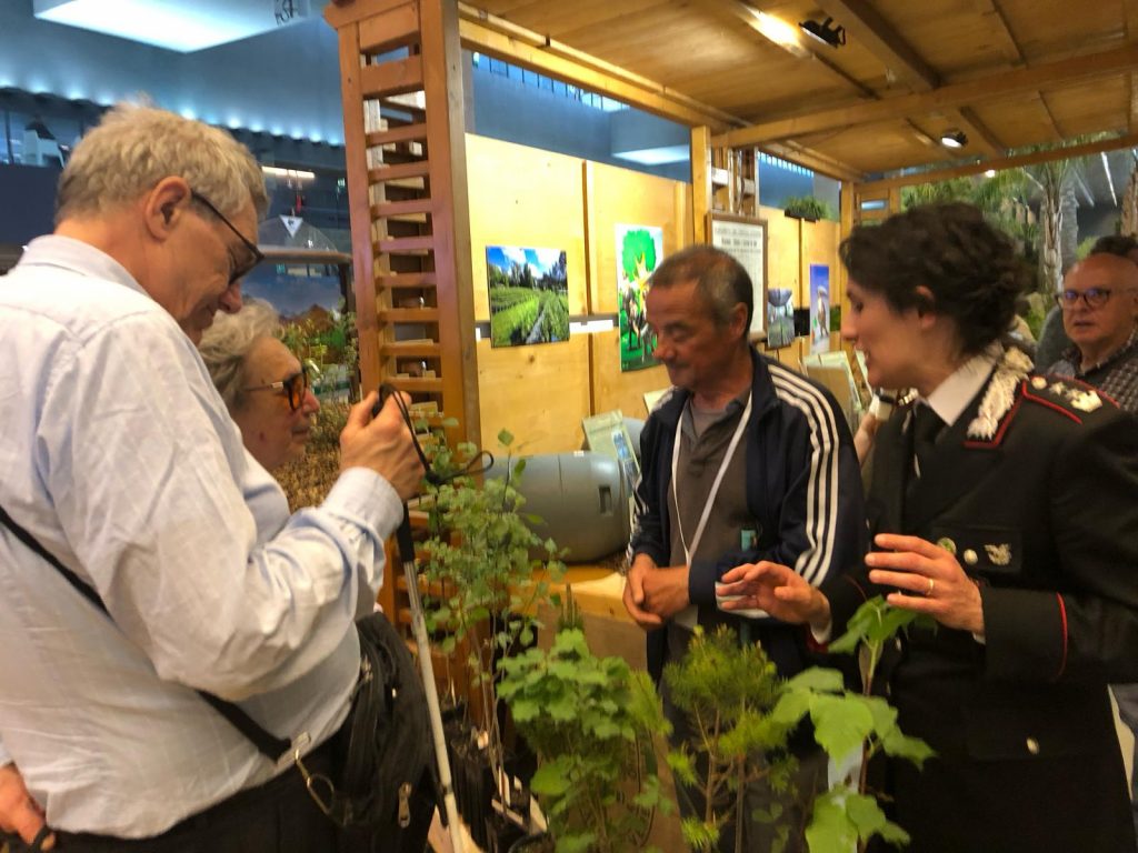Ultima tappa del percorso sensoriale a Euroflora: toccare le piante per riconoscerle