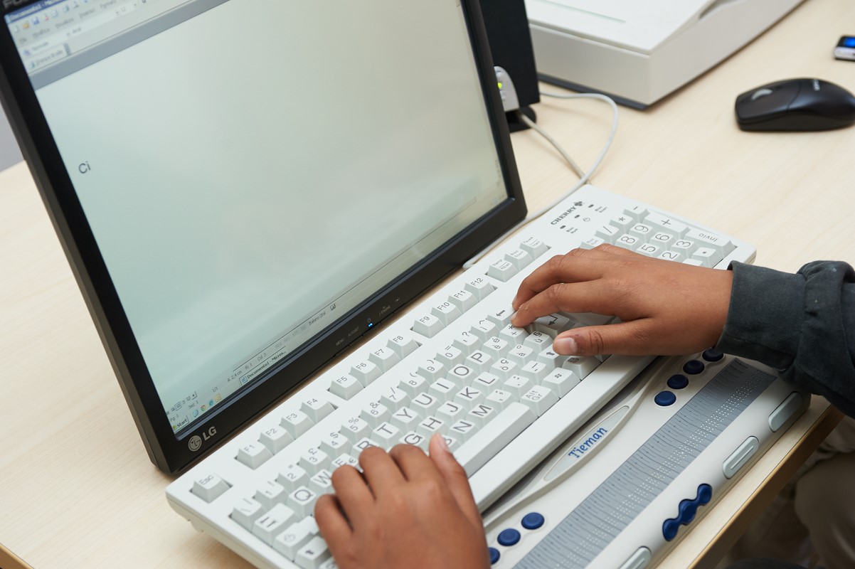 Gli studenti con disabilità visiva a scuola spesso utilizzano il computer o altri ausili